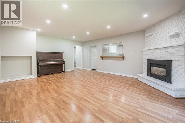 Photo - 328 Breezewood Crescent