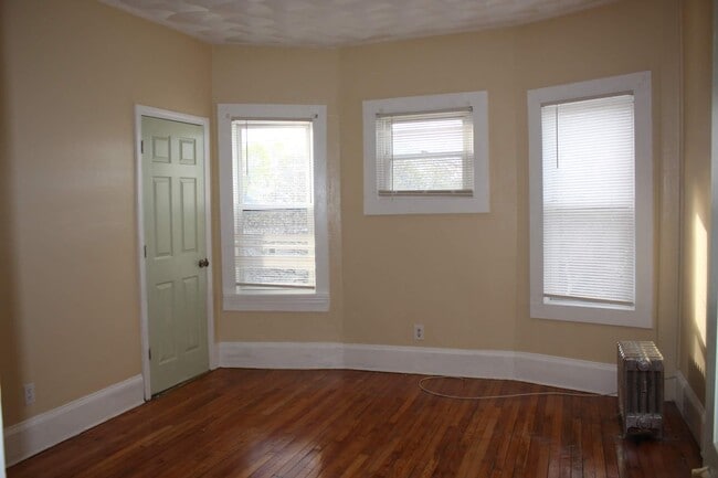Building Photo - 3 Goddard Rd Unit 3