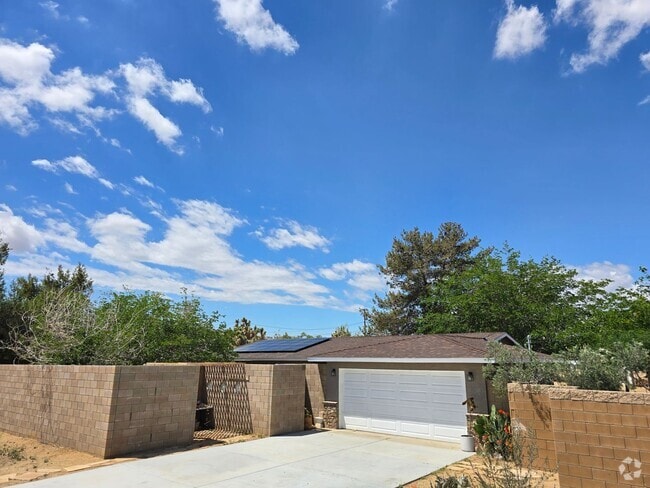 Building Photo - Stunning 3 Bedroom 2 Bathroom Home in Yucc...