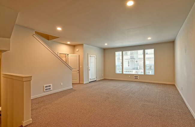 Photo - 4 Bedroom End Unit - 2 Primary Ensuite Bedrooms!