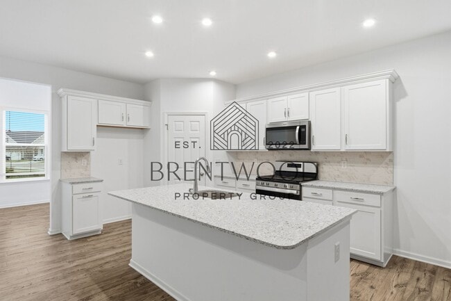 Photo - 3 Bed/3 Bath Home with Sunroom in Miller’s Walk – Noblesville