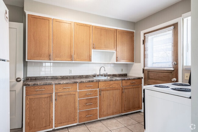 2BR, 1BA - 1,000SF - Kitchen - Eagle Point Townhomes