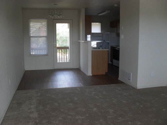 Building Photo - 304 Creek St Unit D