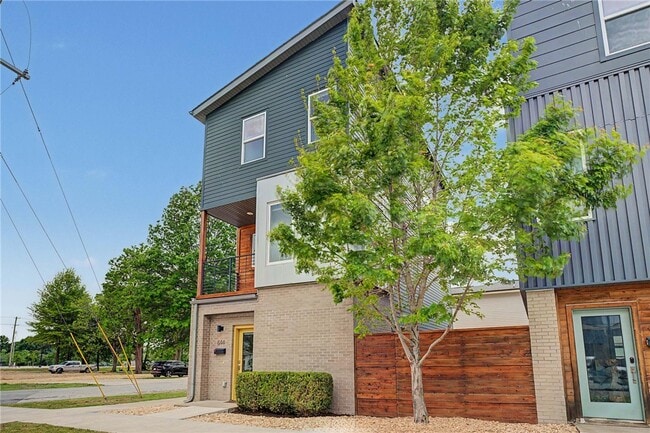 Building Photo - 644 SW B St