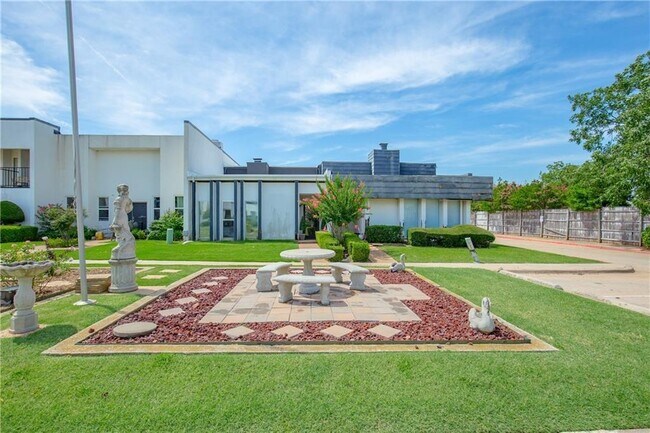 Photo - 2915 Acropolis St