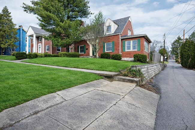 Photo - 109 W Poplar St