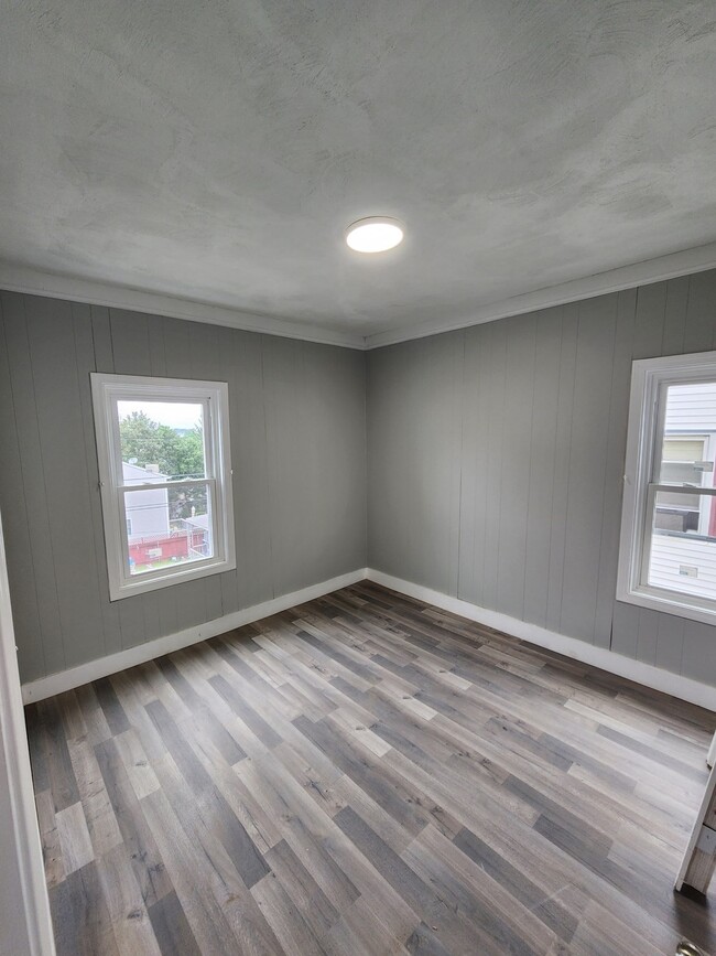 Building Photo - 351 Tecumseh St Unit B