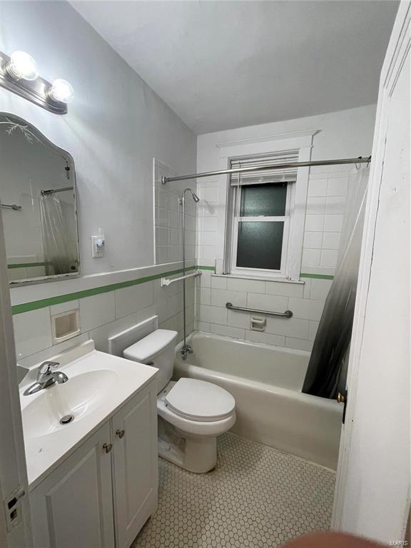 Photo - Very large and private 1 bedroom unit clos... Unit 2W