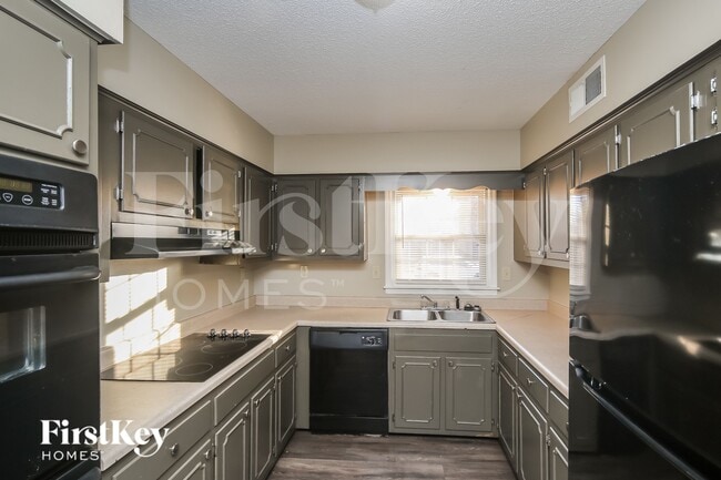 Photo - 6000 Macleod Dr
