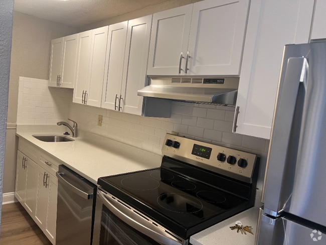 Building Photo - 1862 Beacon St Rental