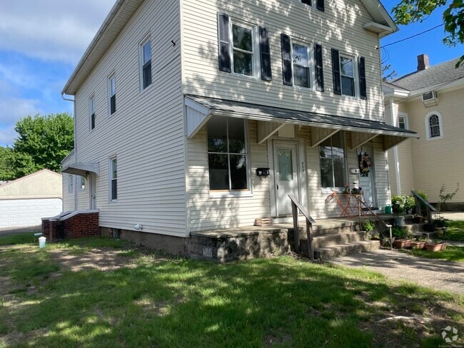 Building Photo - 222 N Cherry St Rental