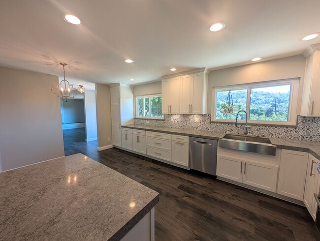 Building Photo - Great 3 Bedroom Ranch Style Home in North ...