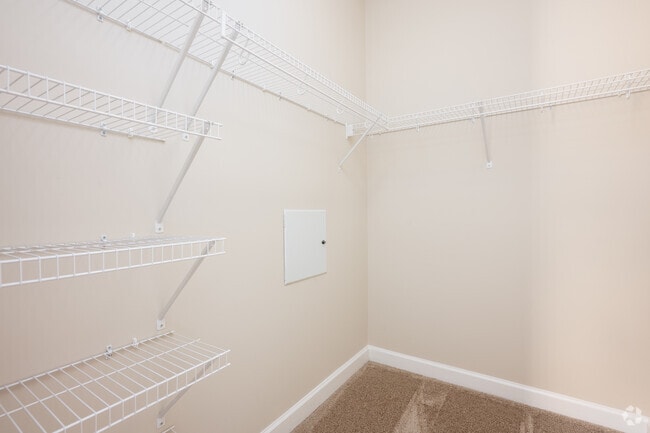 2BR, 2BA - 1,205SF - Walk-In Closet