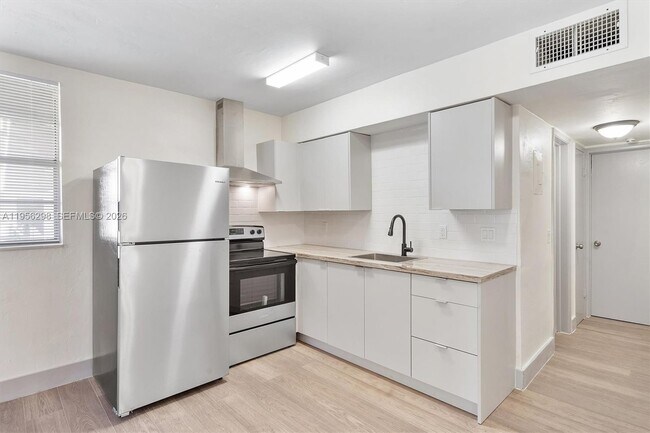 Building Photo - 1715 N 16th Ave Unit 105