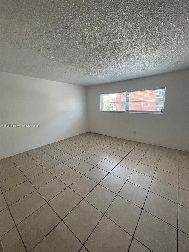 Photo - 16851 NE 18th Ave Unidad 212