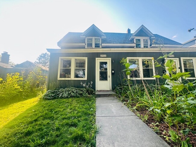 Building Photo - Charming 3 Bedroom with Sundeck!!! Rental
