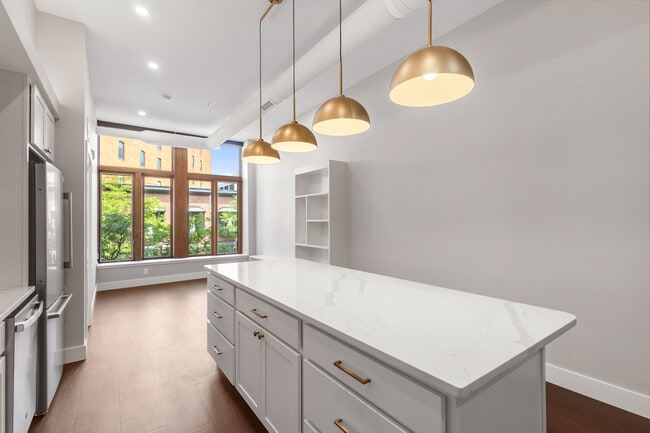 Eat in kitchen with quartz counters - Peregrine Peninsula