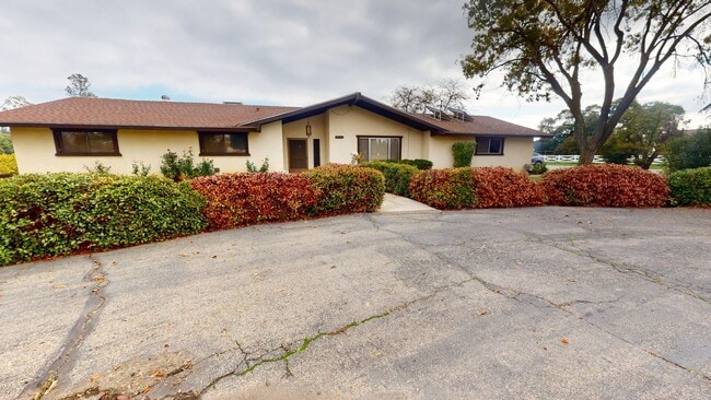 Building Photo - 827 N Armstrong Ave