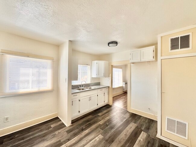 Building Photo - 1500 1/2 E. 23rd St Unit 1/2 Rental