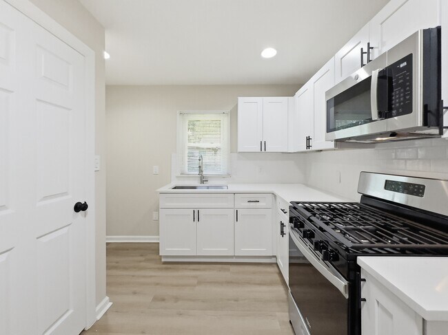Photo - 1470 Donovan St