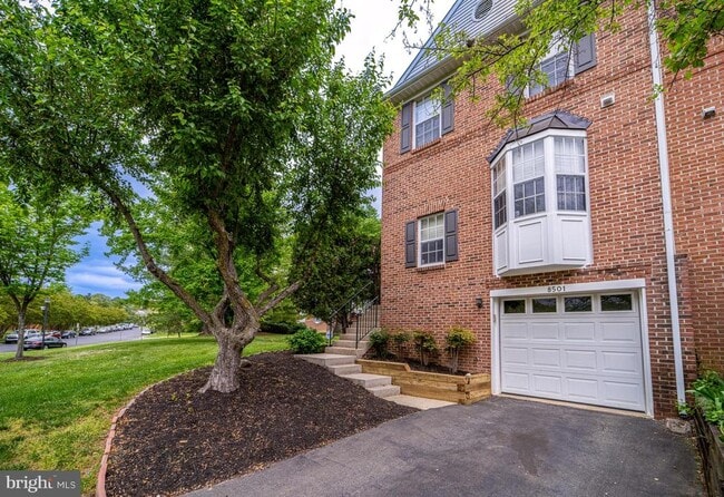 Building Photo - 8501 Blue Bird Woods Ct