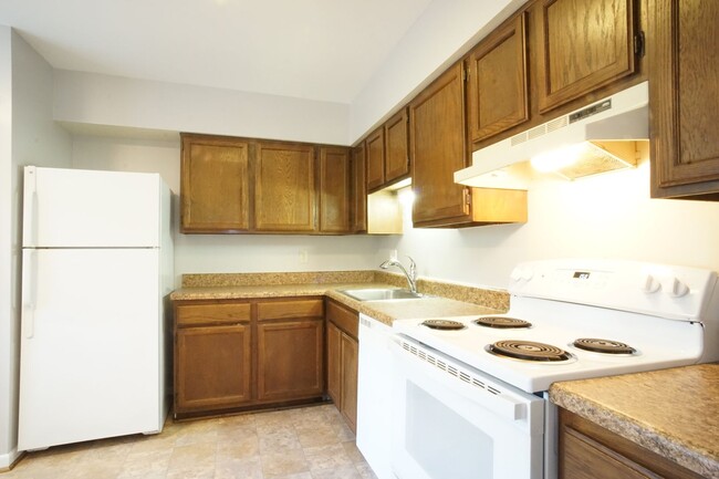 Photo - 3 Bed/2 Bath Townhouse. On Bus Route to Ca...