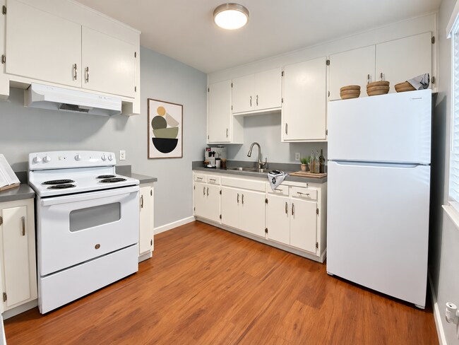 Lone Pine Apartments