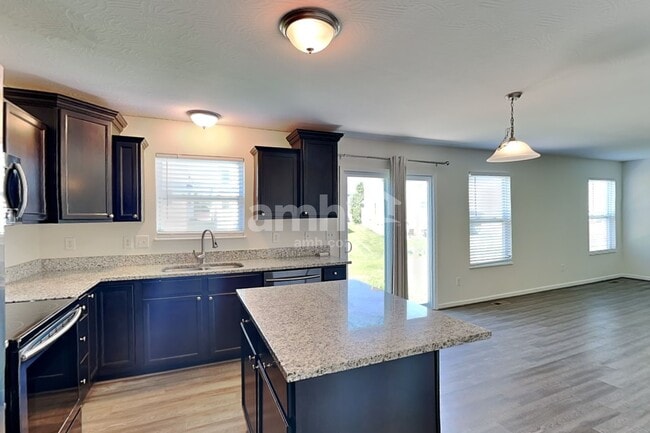 Photo - 881 Orwell St