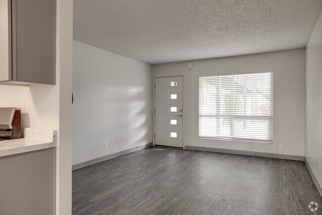 2BR, 2BA - 895SF