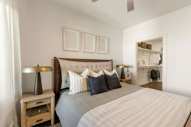 Building Photo - 3001 W 11th St Unit 575