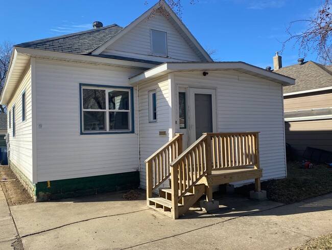 2 Bed 1 Bath + Garage! - 2 Bed 1 Bath + Garage! House