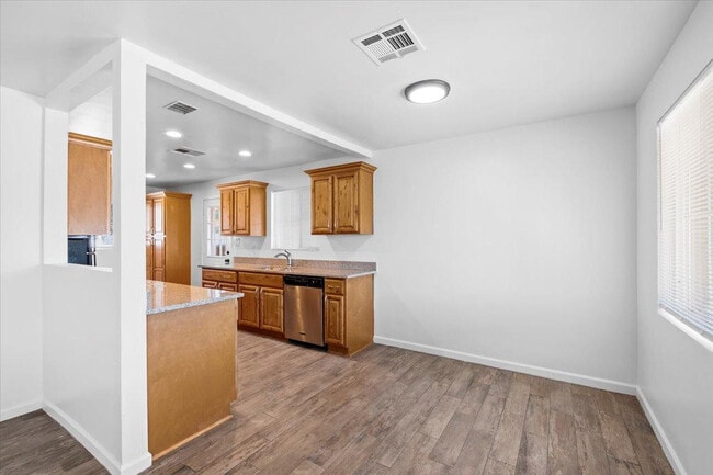 Photo - 528 W 18th St