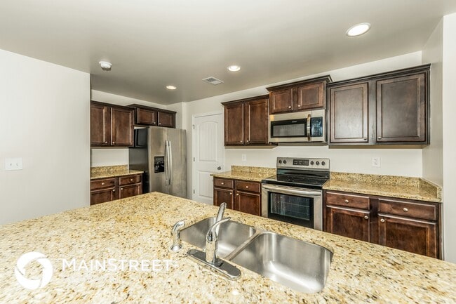 Photo - 925 Hawthorn Ln