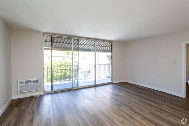 Cuarto piso 2BR, 2BA - 8440 Fountain Ave