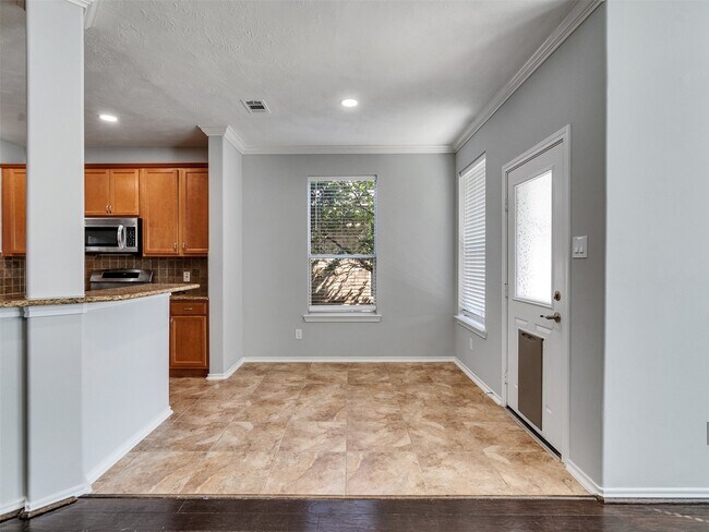 Photo - 114 N Hawkhurst Cir
