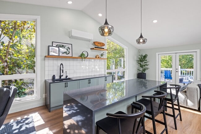 Cocina comunitaria en 2000 Lake Washington Apartments, Renton, WA 98056 - 2000 Lake Washington Apartments