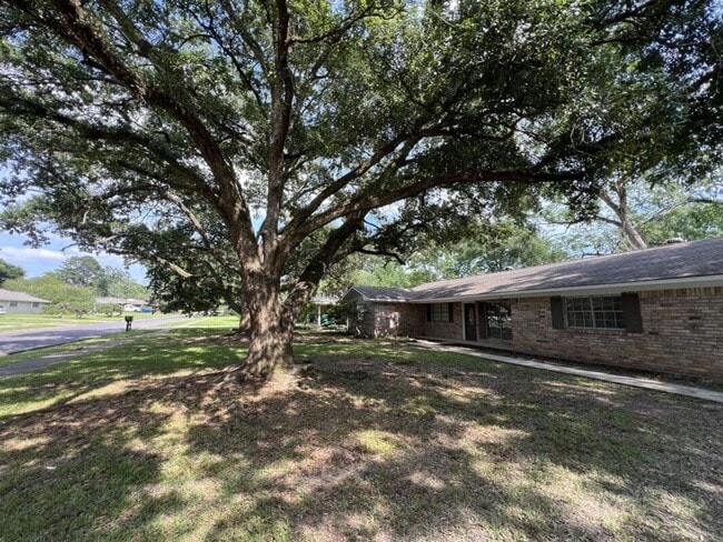 Photo - Charming 3 Bedroom Home in a Prime Zachary Location & School District!