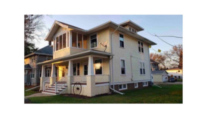 Front with beautiful porch - 416 E Maple St Casa Adosada