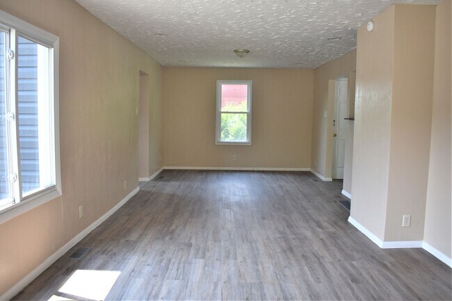 Photo - LEASE PENDING AS OF 05/06/2025: Lovely 3 b...