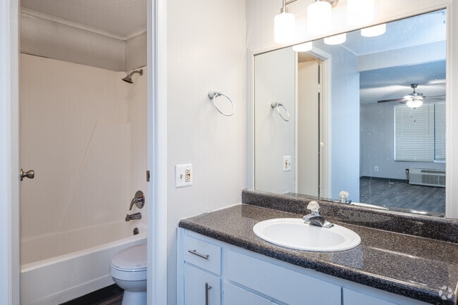 2 habitaciones, 2 baños, 864 pies cuadrados, baño principal