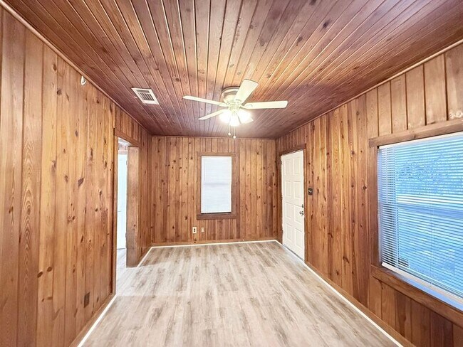 Photo - 2519 Lester St