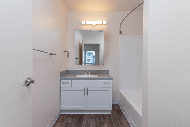 Fernwood | 1x1 Cuarto de baño con gabinetes blancos - Fernwood Court Apartments