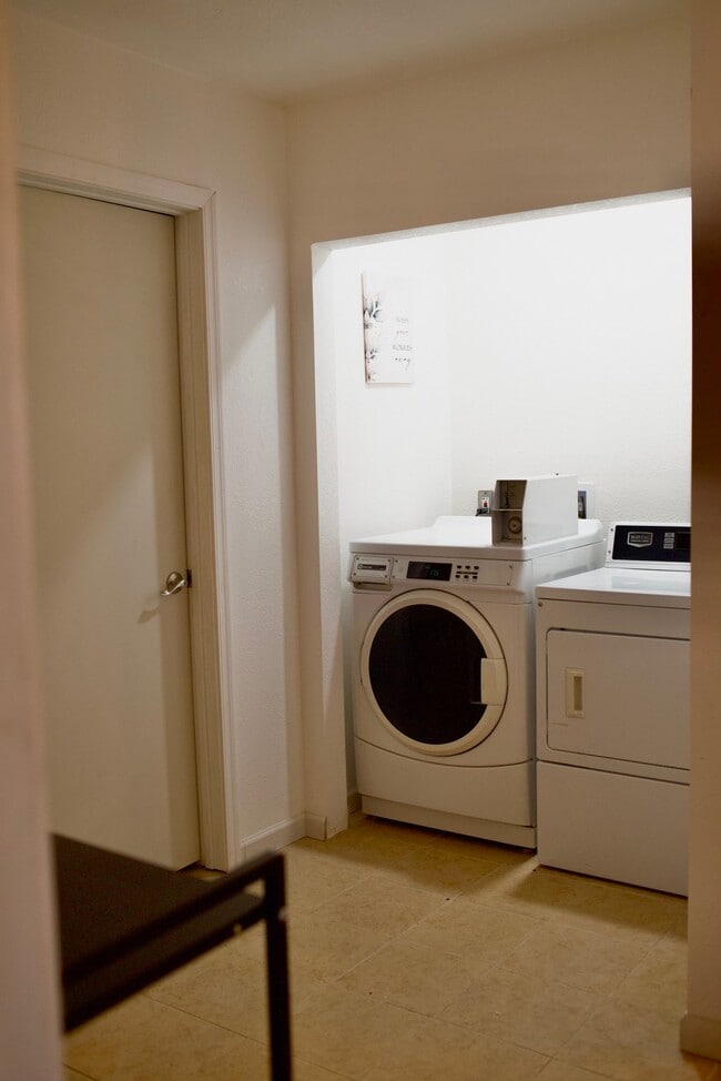 Photo - 731 W 40th St