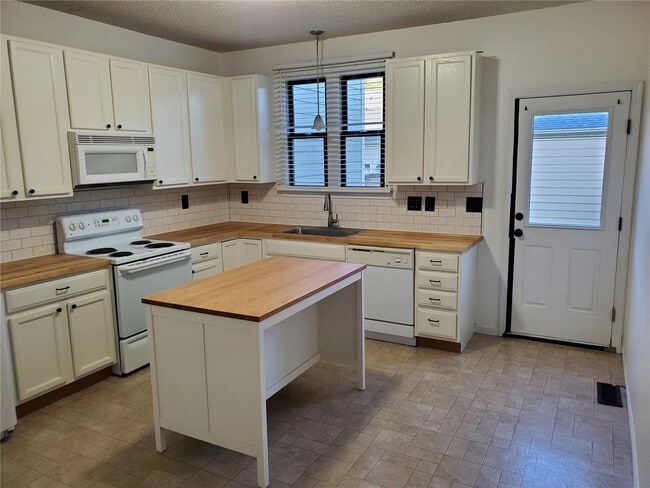 Photo - 3256 Domain St