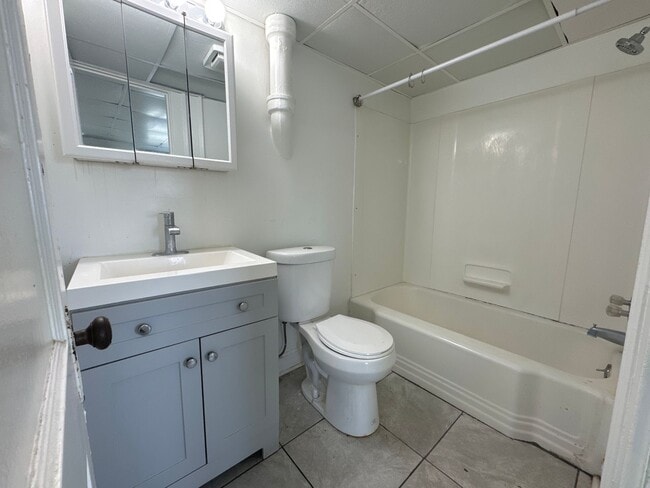 Photo - Spacious Rooftop Studio Efficiency with Ga... Unit Apt 504 - Studio Rooftop Galley Kitchen