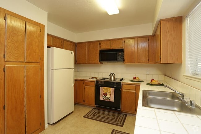 Kitchen - Golden Oak Apartments