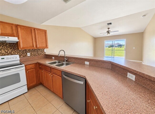 822 Diplomat Pkwy E