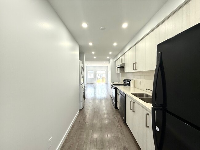 Photo - 403 Chaffey St