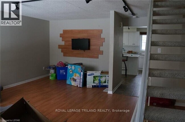 Photo - 260 Monmore Rd