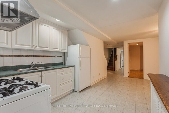 Photo - 261 Markham St